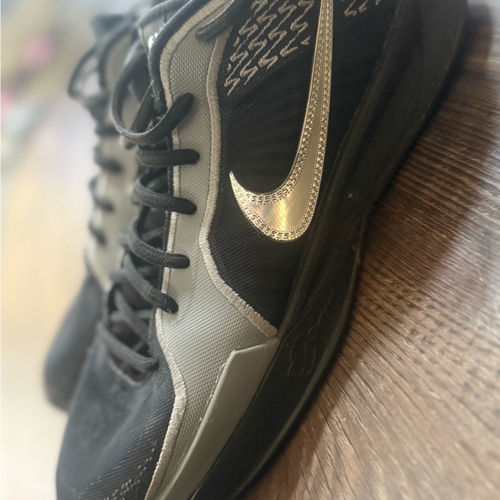 Nike Men's Black and Silver Athletic Shoes Sabrinas